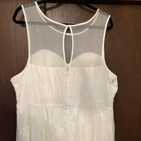 NWT Torrid Special Occasion Ivory Embroidered Hi-Lo
Dress Size 24 Wedding Bridal - Picture 11 of 16